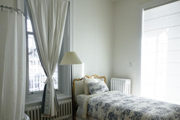 3_Ways_to_Use_Frames_in_Your_Bed_and_Breakfast_(Image)
