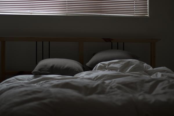 Personalizing_Your_Bedroom_Decor_with_Family_Photos_(Image).jpeg